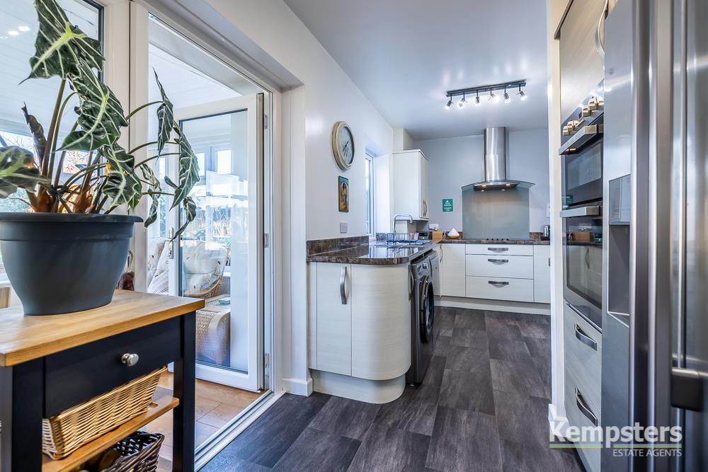 Kitchen 2.jpg