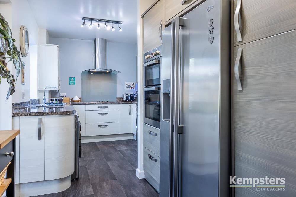 Kitchen 1.jpg