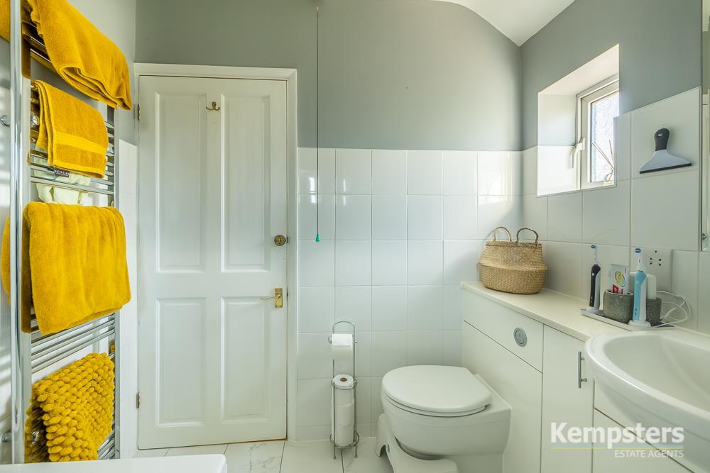 Bathroom 2nd.jpg