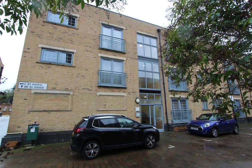 Esparto Way, South Darenth, Kent 2 bed apartment £1,100 pcm (£254 pw)