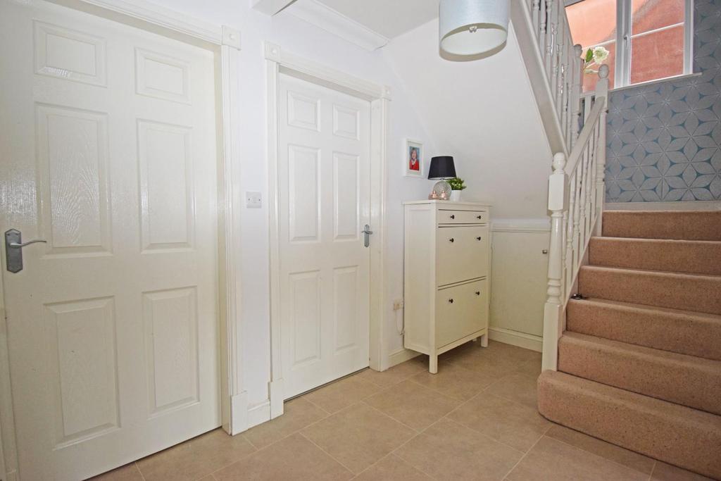 80 Crabtree Lane, hall b.jpg