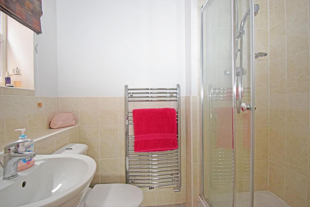 80 Crabtree Lane, bed 1 en suite.jpg