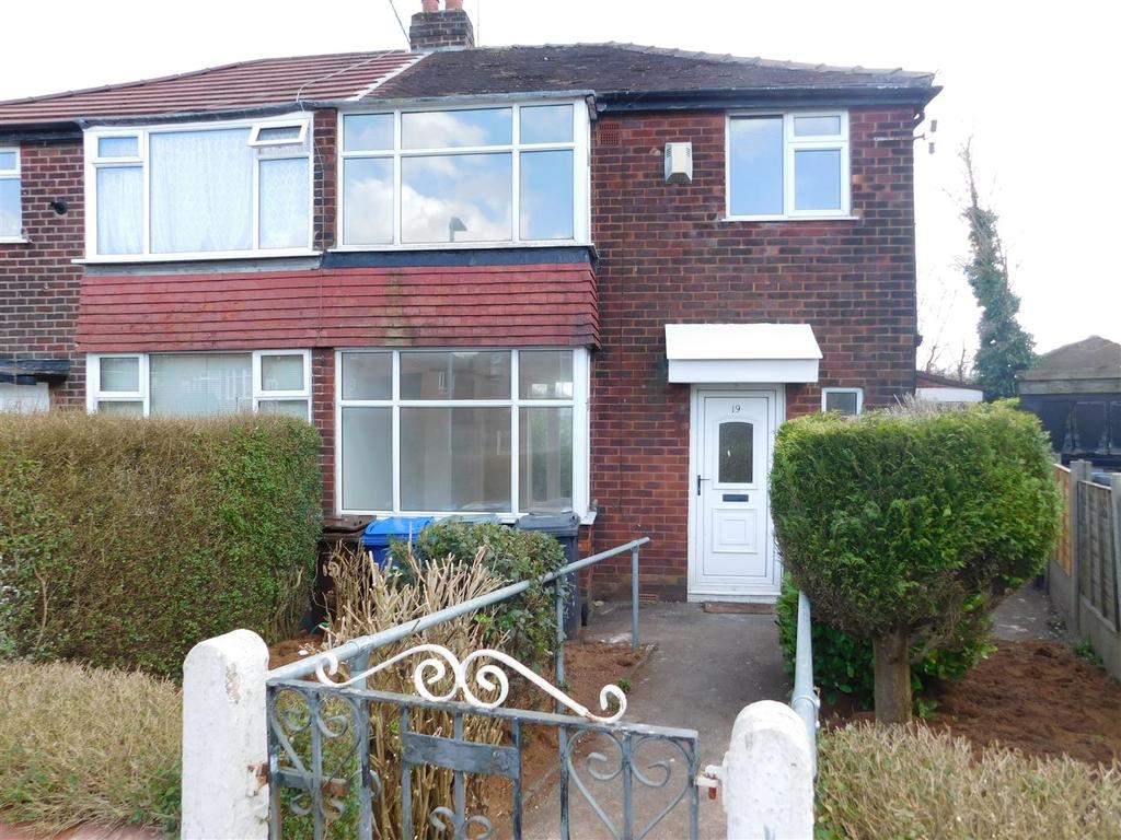 Edgeware Avenue, Prestwich, Manchester 3 bed semidetached house £975