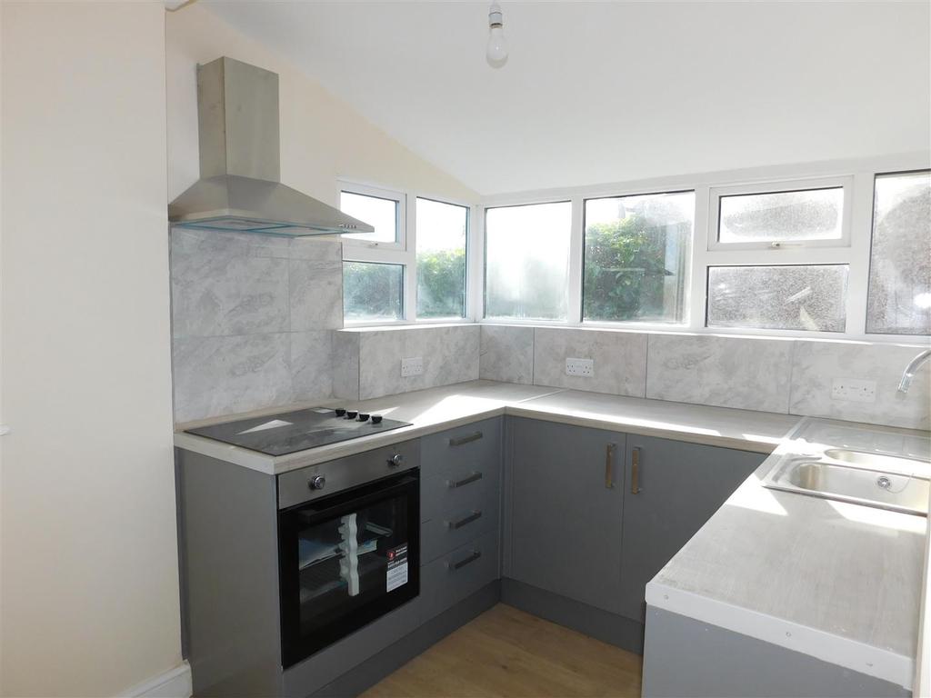 Edgeware Avenue, Prestwich, Manchester 3 bed semidetached house £975