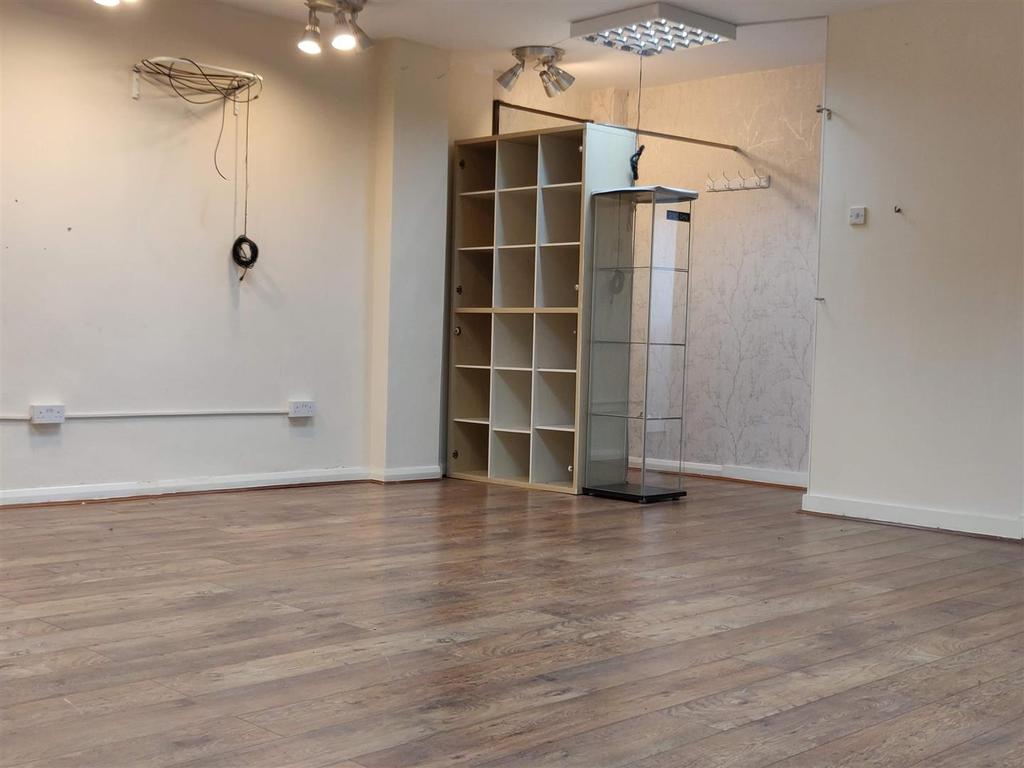 Heywood Road, Prestwich Shop £900 pcm (£208 pw)