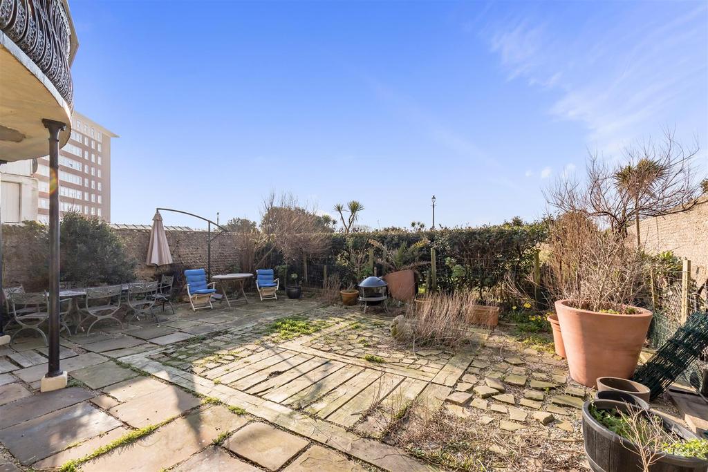 Courtenay House, Courtenay Terrace, Hove 2 bed apartment £800,000