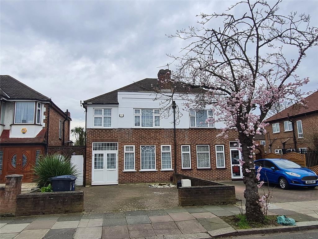 Barmouth Avenue, Perivale, Middlesex... 3 bed semidetached house £