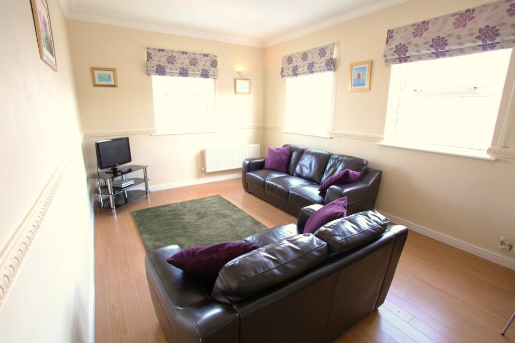 John Batchelor Way, Penarth CF64 1 bed apartment £800 pcm (£185 pw)