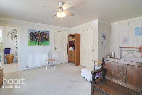 2 Whitby Close, Biggin Hill, Westerham, TN16 3NX