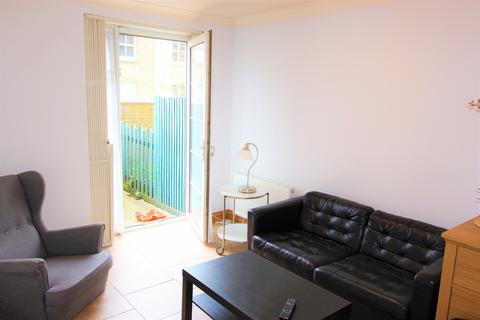 1 bedroom in a flat share to rent, Cahir Street, London E14