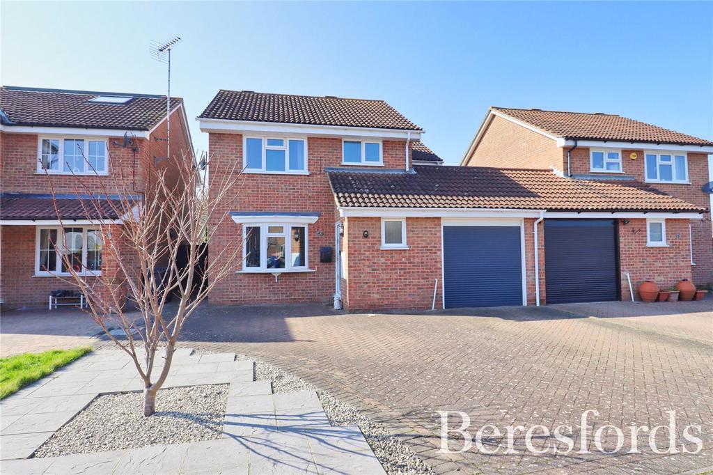 Hunters Way, Chelmsford, CM1 4 bed link detached house £495,000