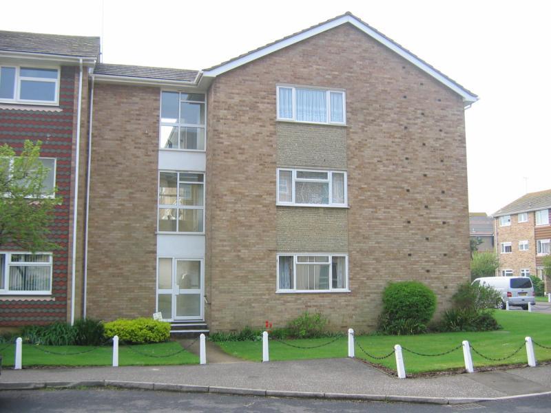 Harsfold Close, Rustington... 2 bed apartment £950 pcm (£219 pw)