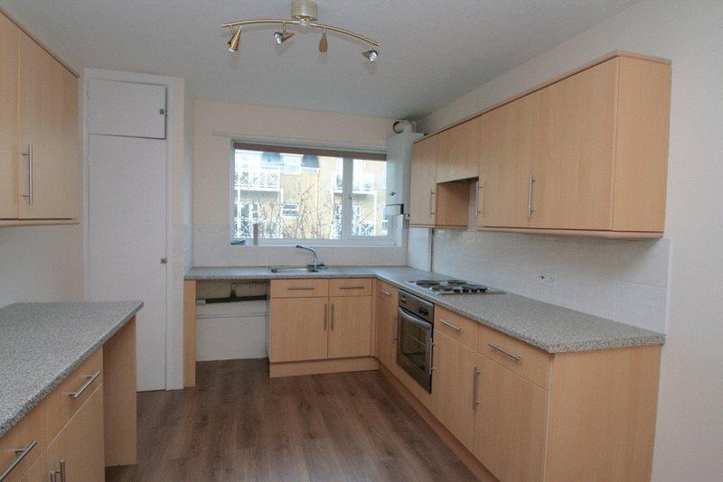 Harsfold Close, Rustington... 2 bed apartment £950 pcm (£219 pw)