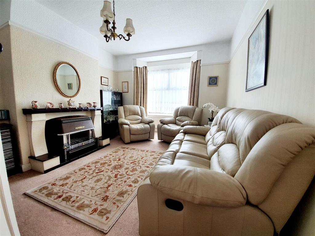 Glebe Road, Loughor, Swansea 3 bed semidetached house £240,000