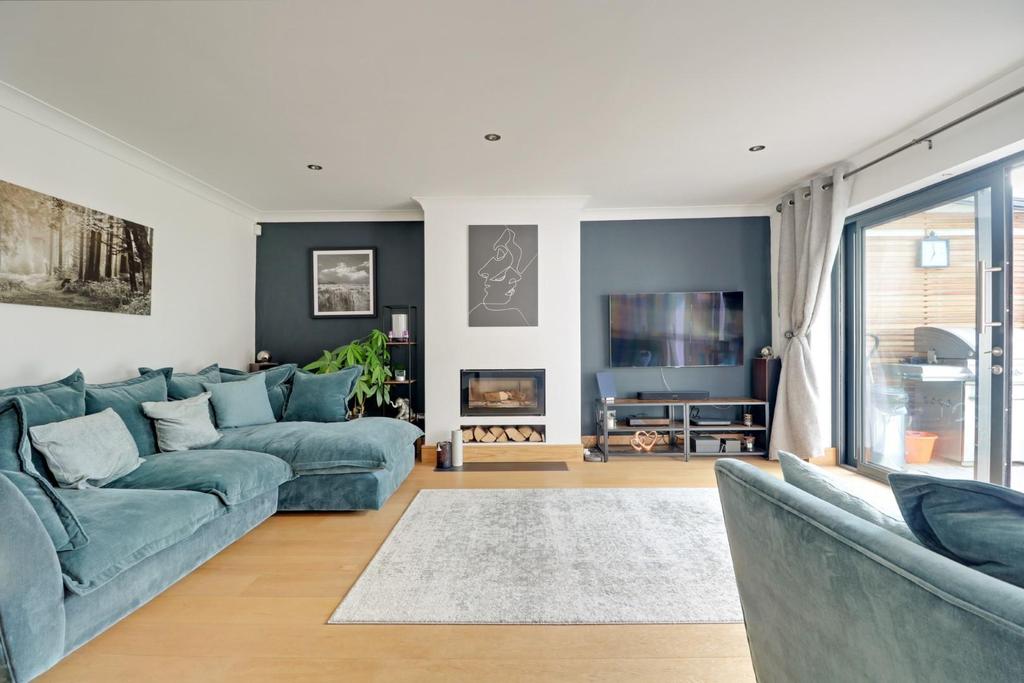 Eley Drive, Rottingdean, Brighton 3 bed semi-detached house - £625,000