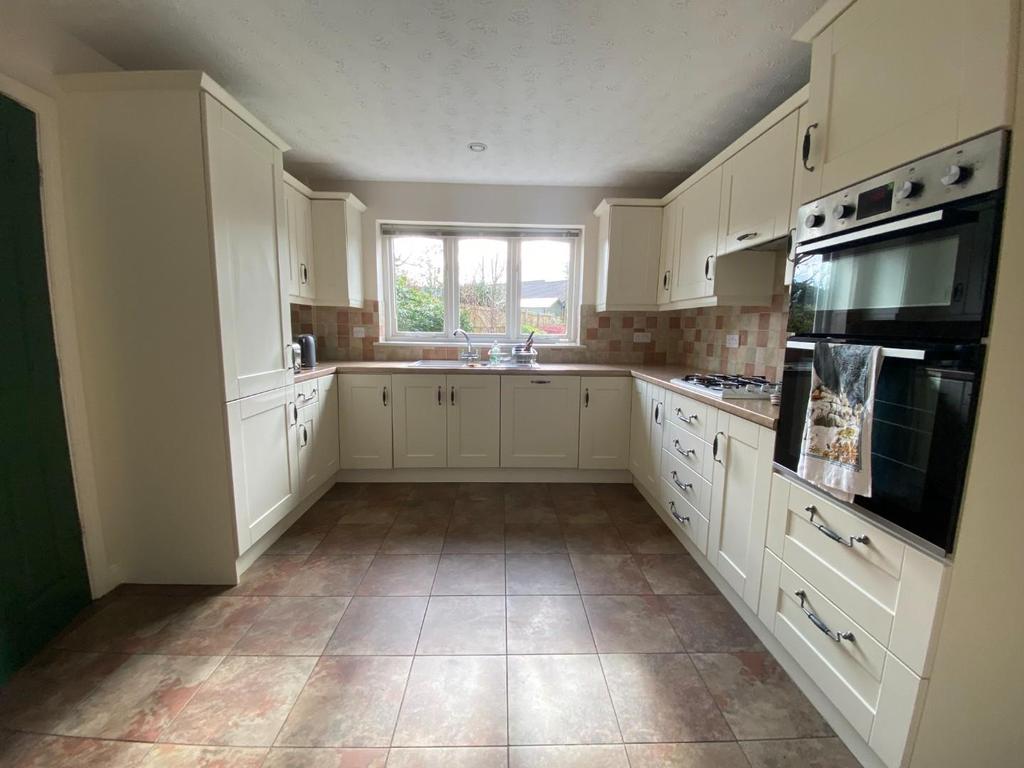Moss Lane, Timperley, Altrincham 4 bed house £2,195 pcm (£507 pw)
