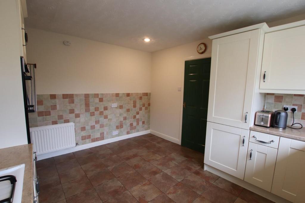 Moss Lane, Timperley, Altrincham 4 bed house £2,195 pcm (£507 pw)