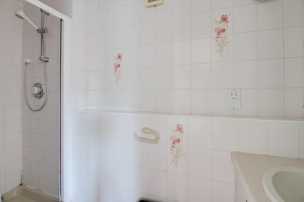 Ensuite to Bed 1