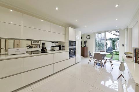 66 Adam & Eve Mews, London, W8 6UJ