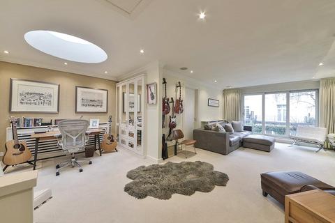 66 Adam & Eve Mews, London, W8 6UJ