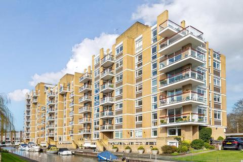 29 Thamespoint, Teddington, TW11 9PP