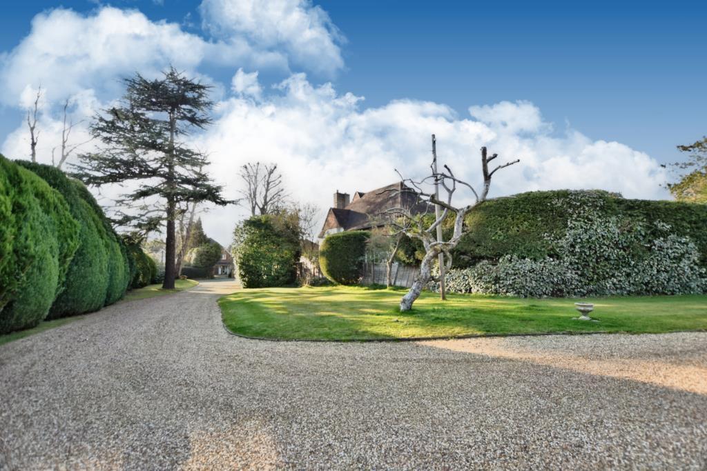 Elmstead Road, West Byfleet, KT14 4 bed detached house £1,495,000
