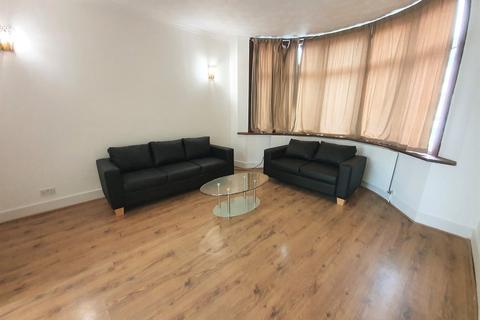 4 bedroom terraced house to rent - Hursbourne Gardens, Barking