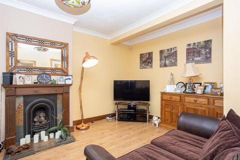 8 Tennyson Way, Hornchurch, RM12 4BU