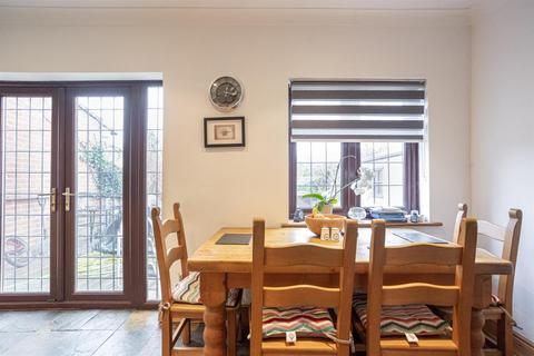 8 Tennyson Way, Hornchurch, RM12 4BU
