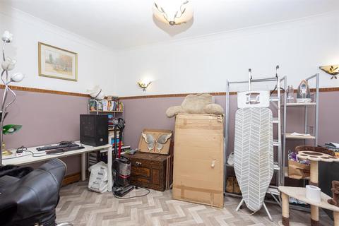 8 Tennyson Way, Hornchurch, RM12 4BU
