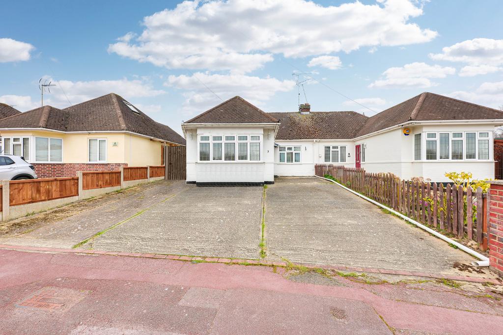 Blenheim Park Close, Leighonsea, SS9 2 bed semidetached bungalow £
