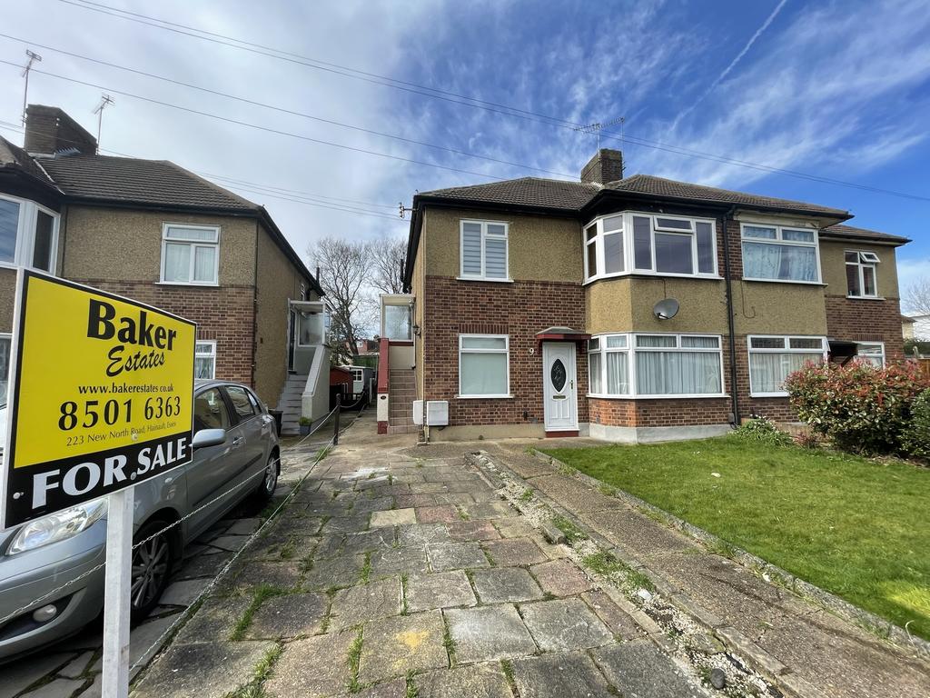 Marion Close, Ilford IG6 2 bed £330,000