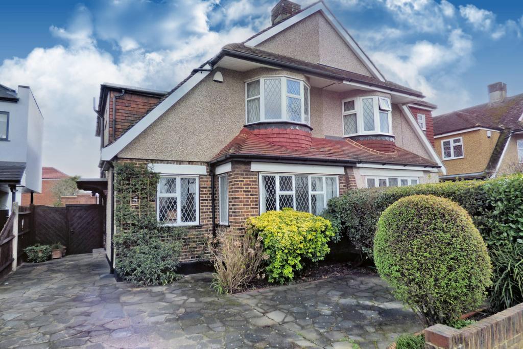 Brackendale Gardens, Upminster RM14 3 bed semidetached house £769,995