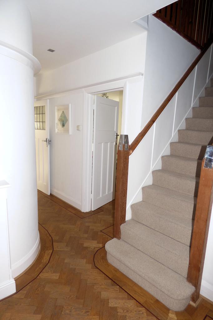 Brackendale Gardens, Upminster RM14 3 bed semidetached house £769,995