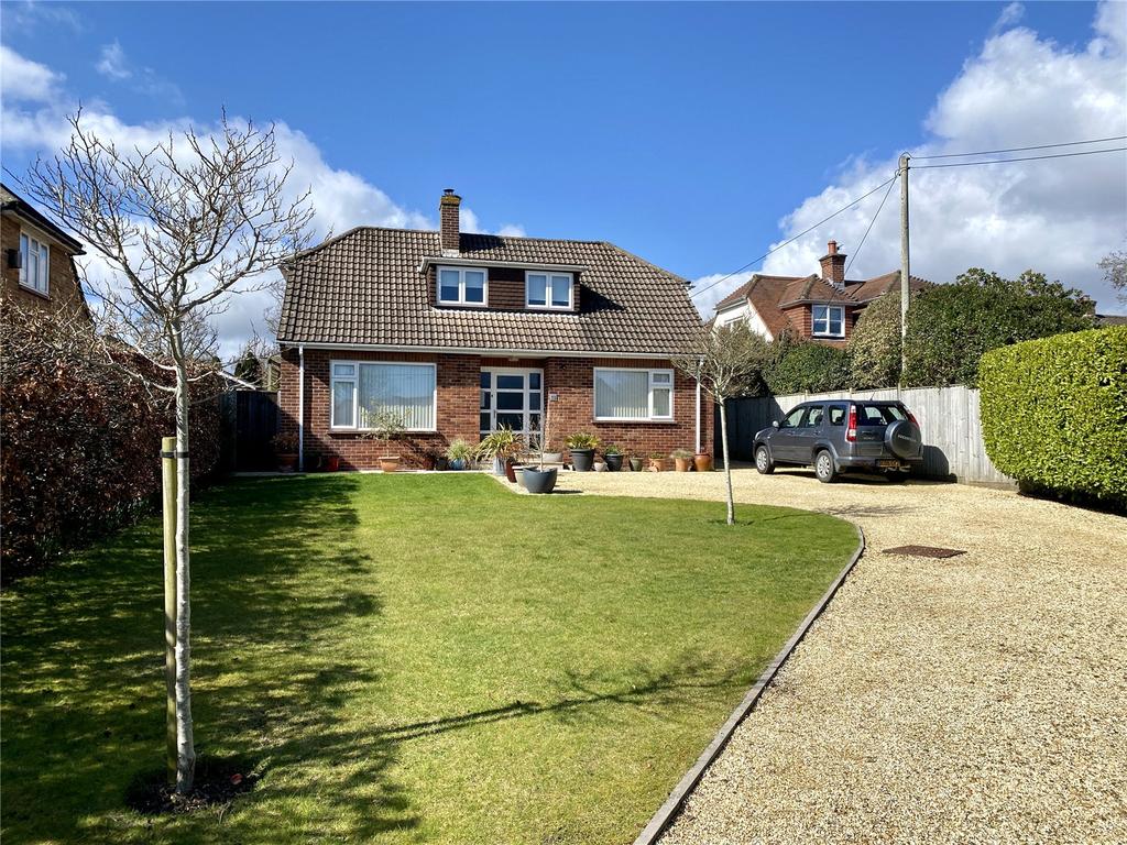 Daniells Walk, Lymington, SO41 3 bed bungalow £1,125,000