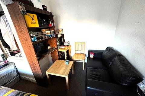 Studio to rent, Greenford Road, Harrow, HA1 3QS
