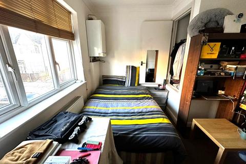 Studio to rent, Greenford Road, Harrow, HA1 3QS