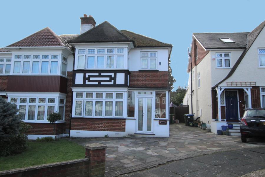 Vista Way, Kenton HA3 0SP 3 bed semidetached house £1,900 pcm (£438 pw)
