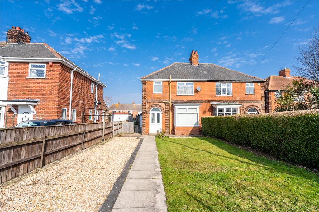 Yarborough Road, Grimsby... 3 bed semidetached house £725 pcm (£167 pw)