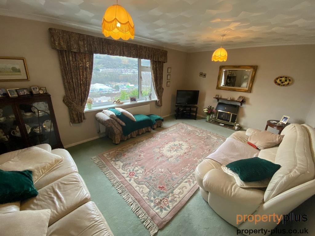 Kensington Drive, Porth Porth 3 bed semidetached house for sale £174,950