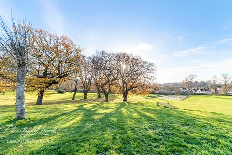 25 Gilbert Close, London, SE18 4PT