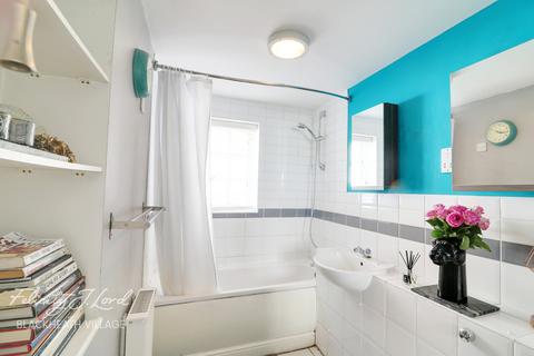 25 Gilbert Close, London, SE18 4PT
