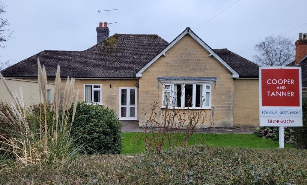Styles Hill, Frome, BA11 3 bed detached bungalow £550,000
