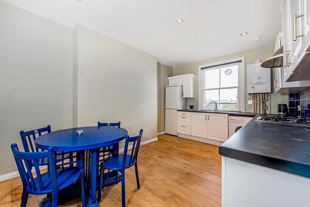 Lakeside Road, London W14 3 bed flat £2,000 pcm (£462 pw)