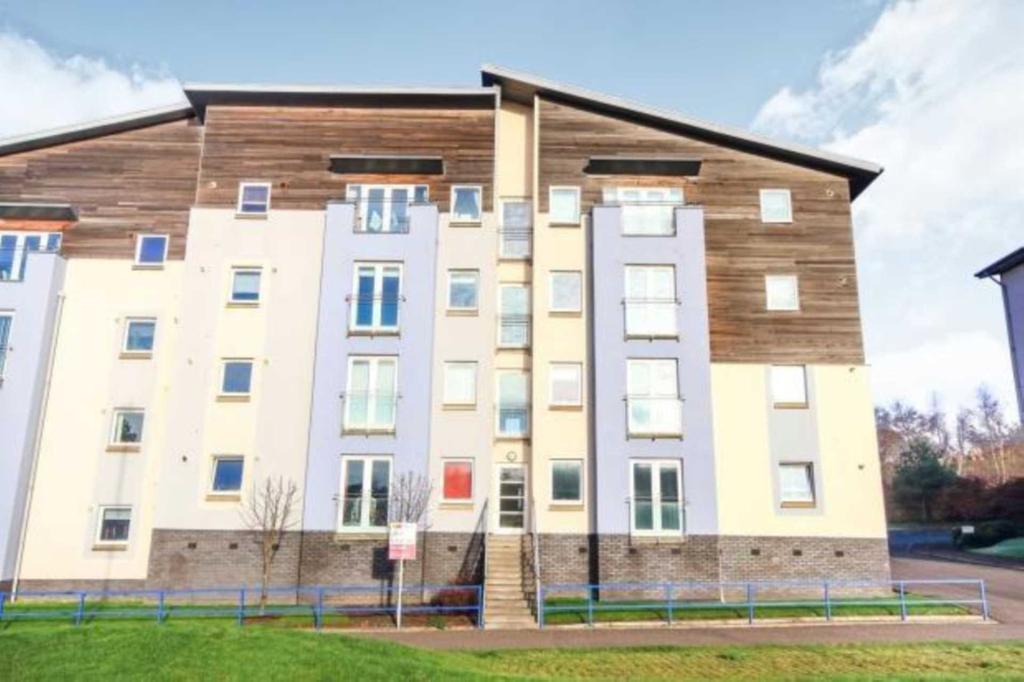 Blairbeth Mews, Glasgow 2 bed flat £750 pcm (£173 pw)