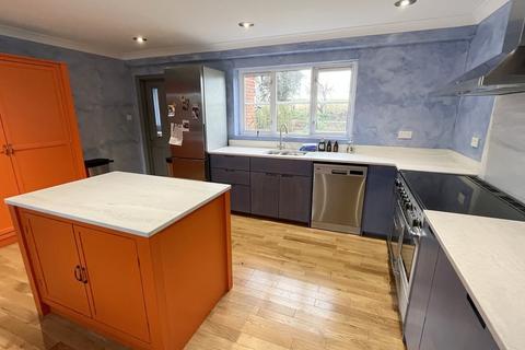 4 bedroom semi-detached house to rent, Low Road, Norton Subcourse