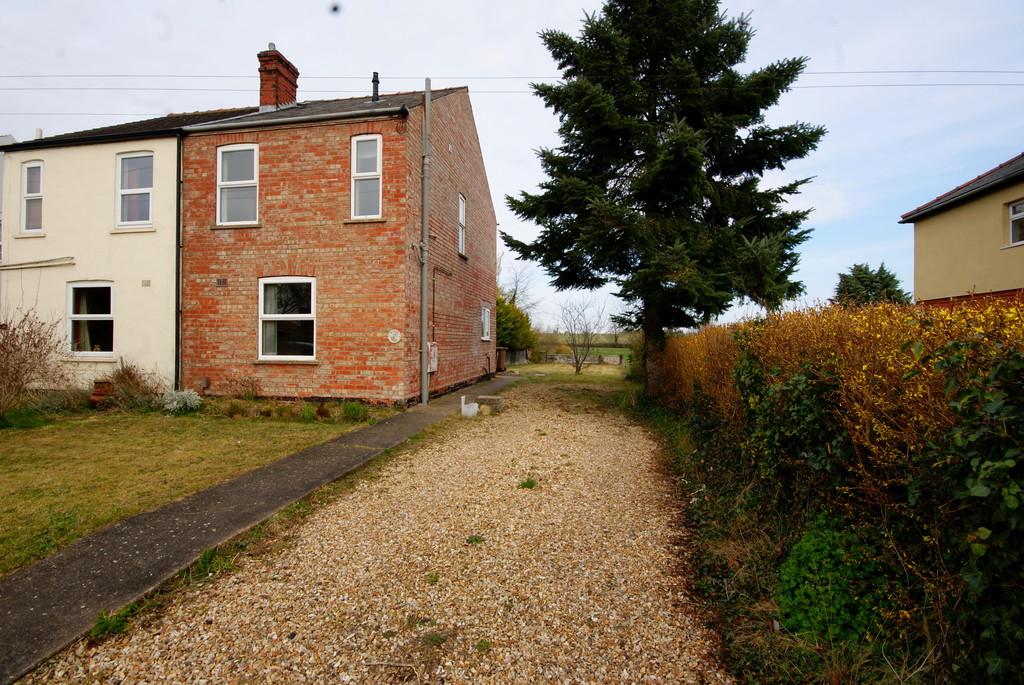 Fen Road, Heighington, Lincoln 3 bed semidetached house £775 pcm (£179 pw)