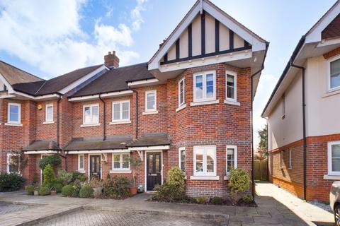 4 bedroom end of terrace house for sale - Knights Mead, Chertsey, Surrey, KT16