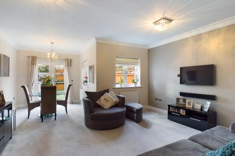 4 bedroom end of terrace house for sale - Knights Mead, Chertsey, Surrey, KT16