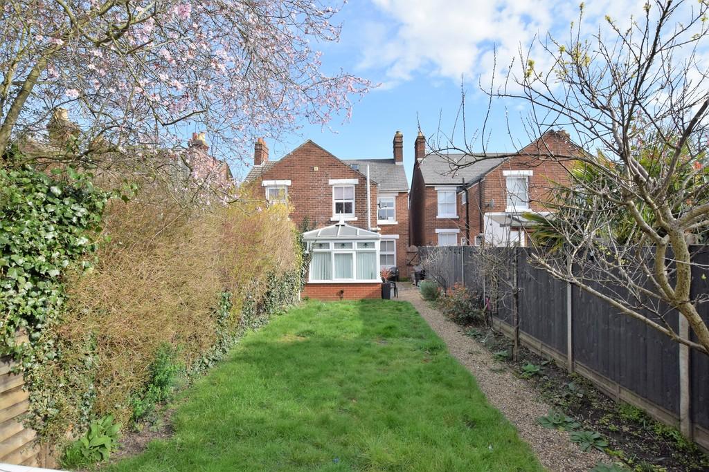 Hamilton Road, Colchester, Essex, CO3 3DZ 3 bed semidetached house £